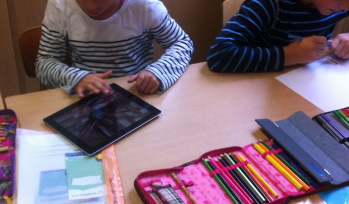 Schüler nutzen ipad